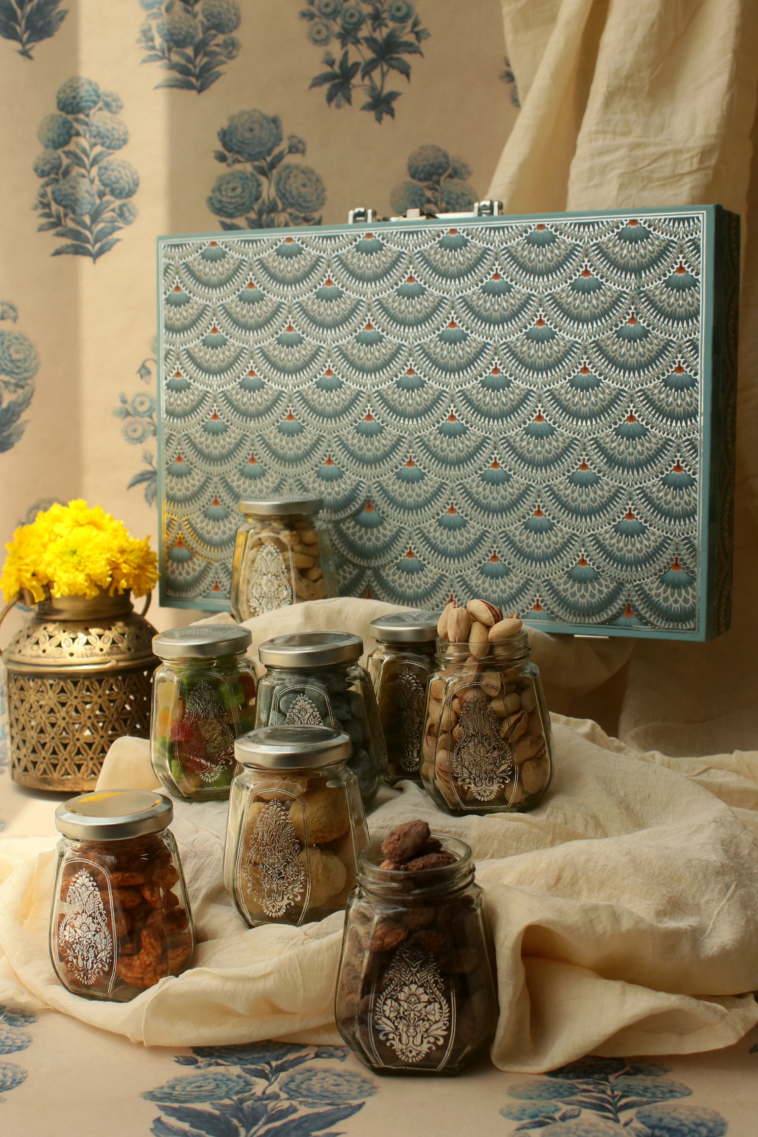 THE KEEPSAKE BOX-8 JARS