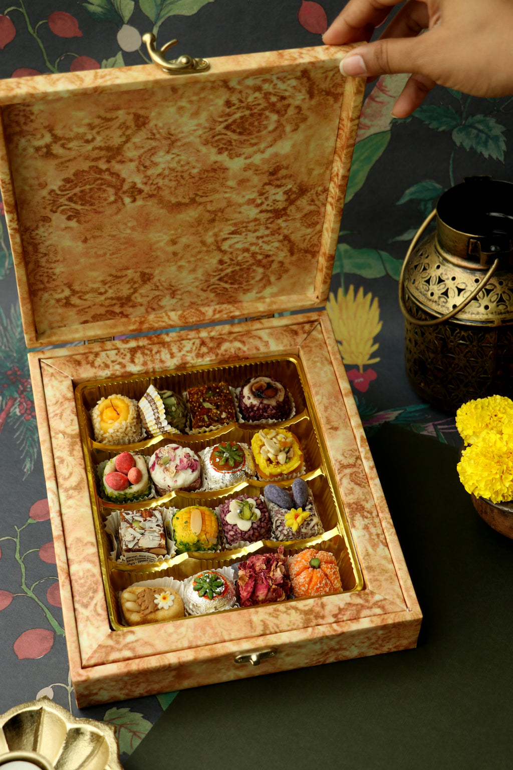 Shagun Sweet Box - 16 pc Sweet box 3